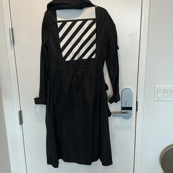 OFF-WHITE NYLON BLACK RAINCOAT WITH CONTRASTING LOGO PRINT